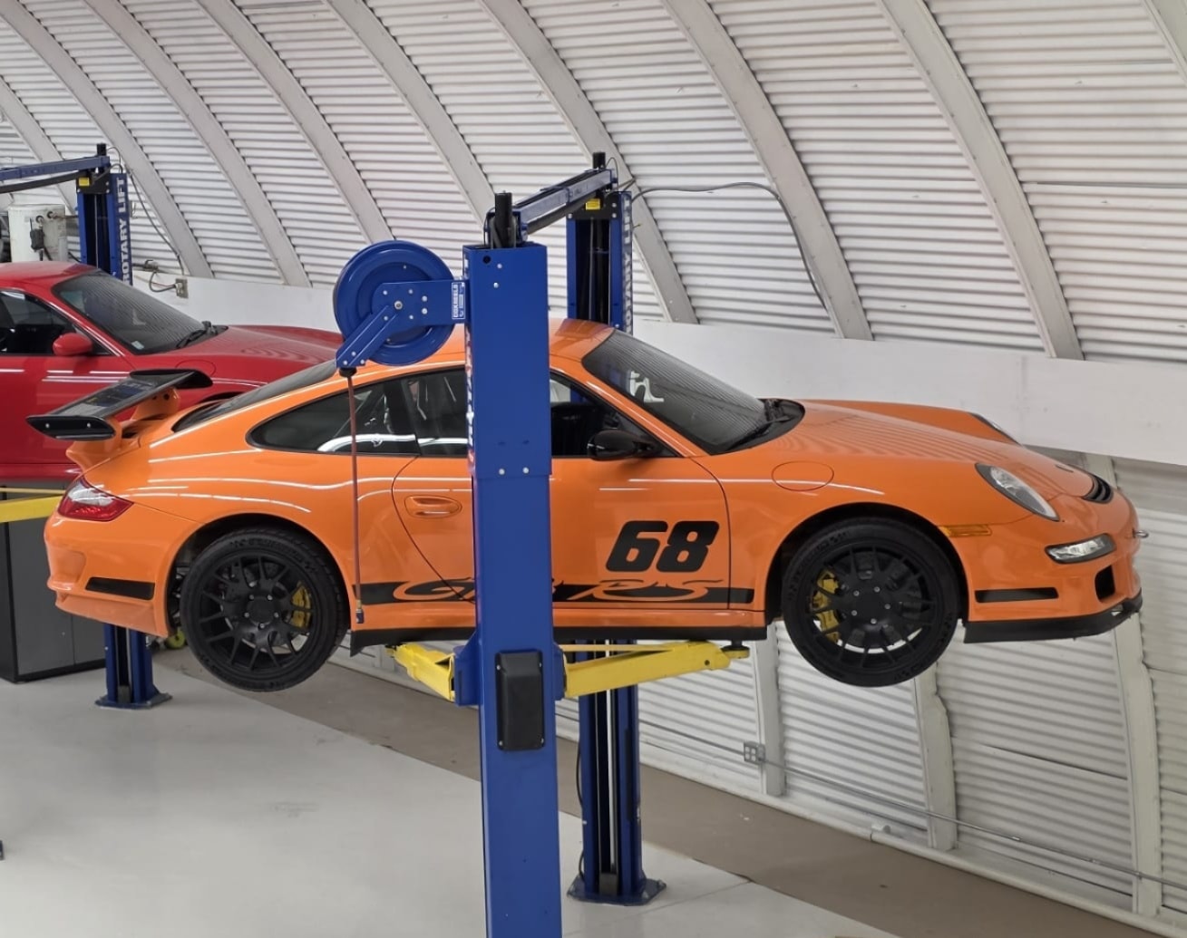Four-scale corner balancing platform with race car